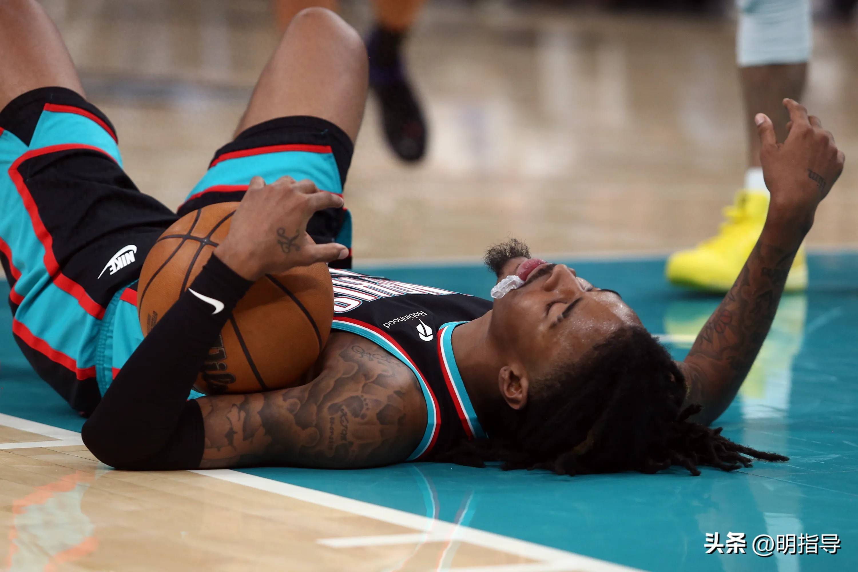 PG电子线上登入-包含快船轻取新疆队，莫兰特点燃赛场的词条